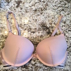 Light Pink Victoria’s Secret Push-Up Bra💅🏽